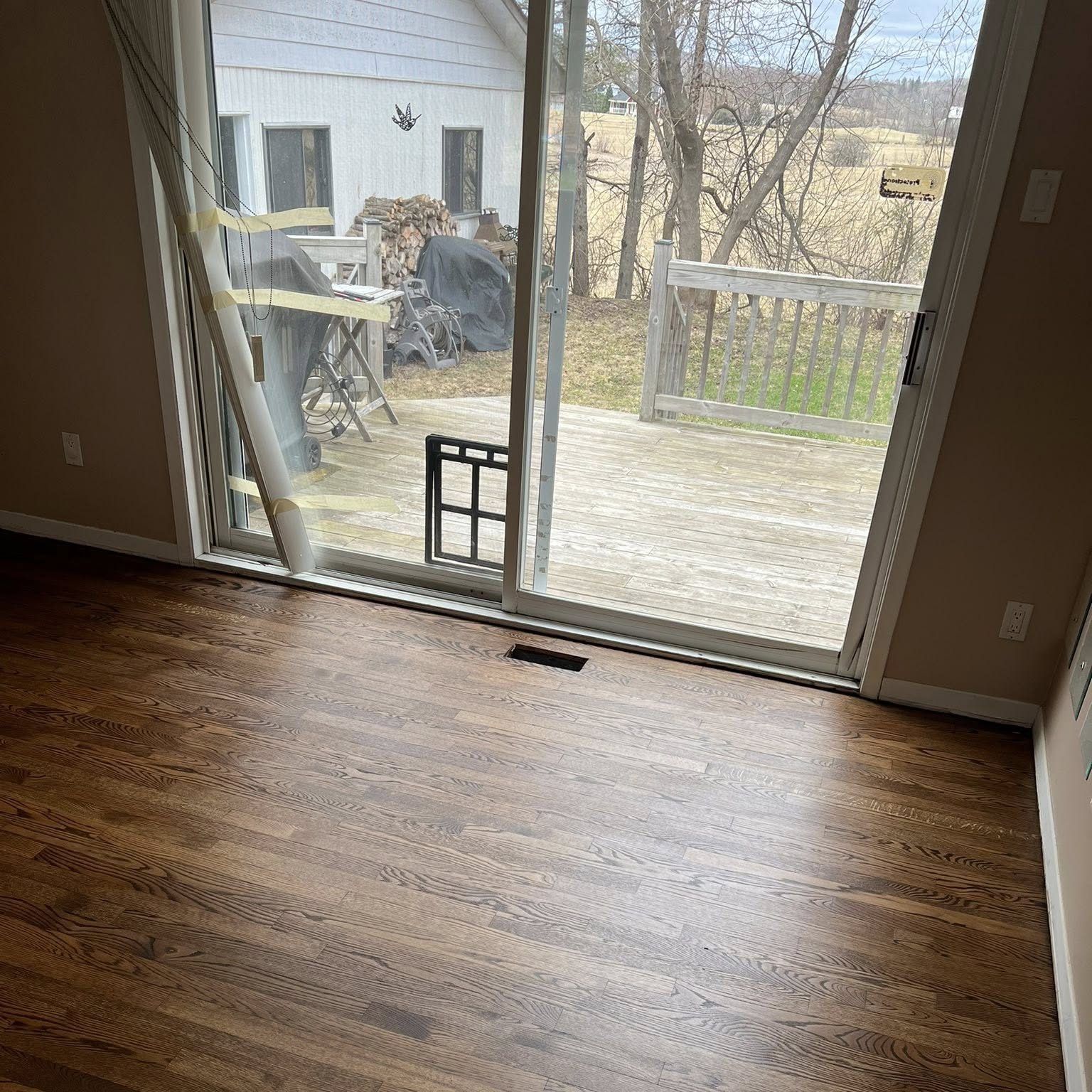 Le même plancher après sablage et teinture foncée par Mr. Hardwood