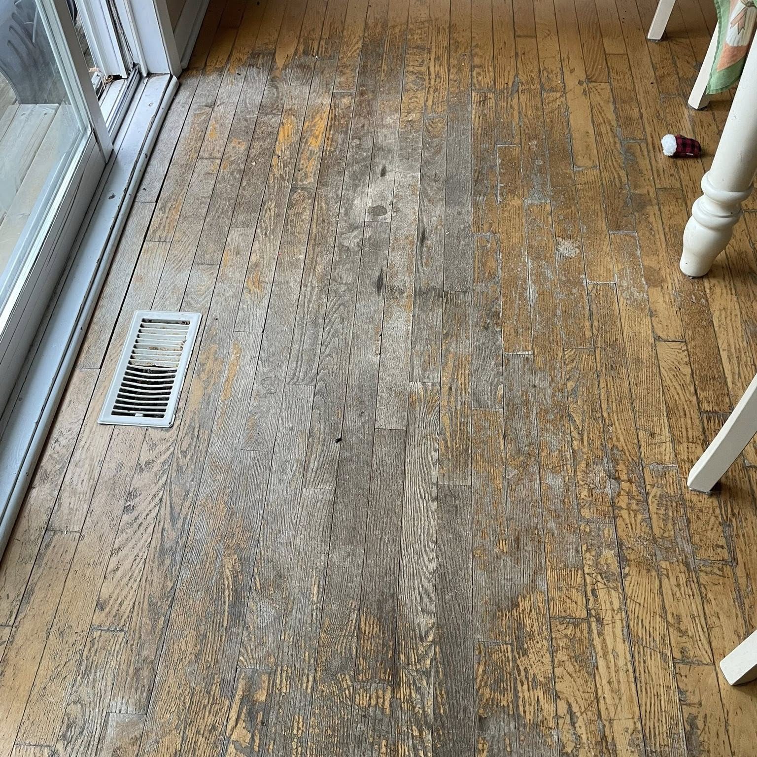 Plancher de bois franc usé et terni avant les travaux