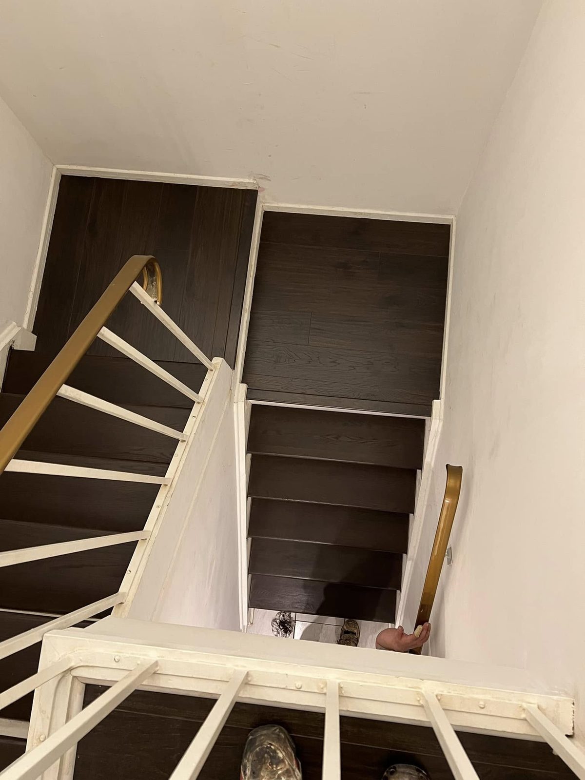 Escalier en bois franc fini espresso avec rampe dorée