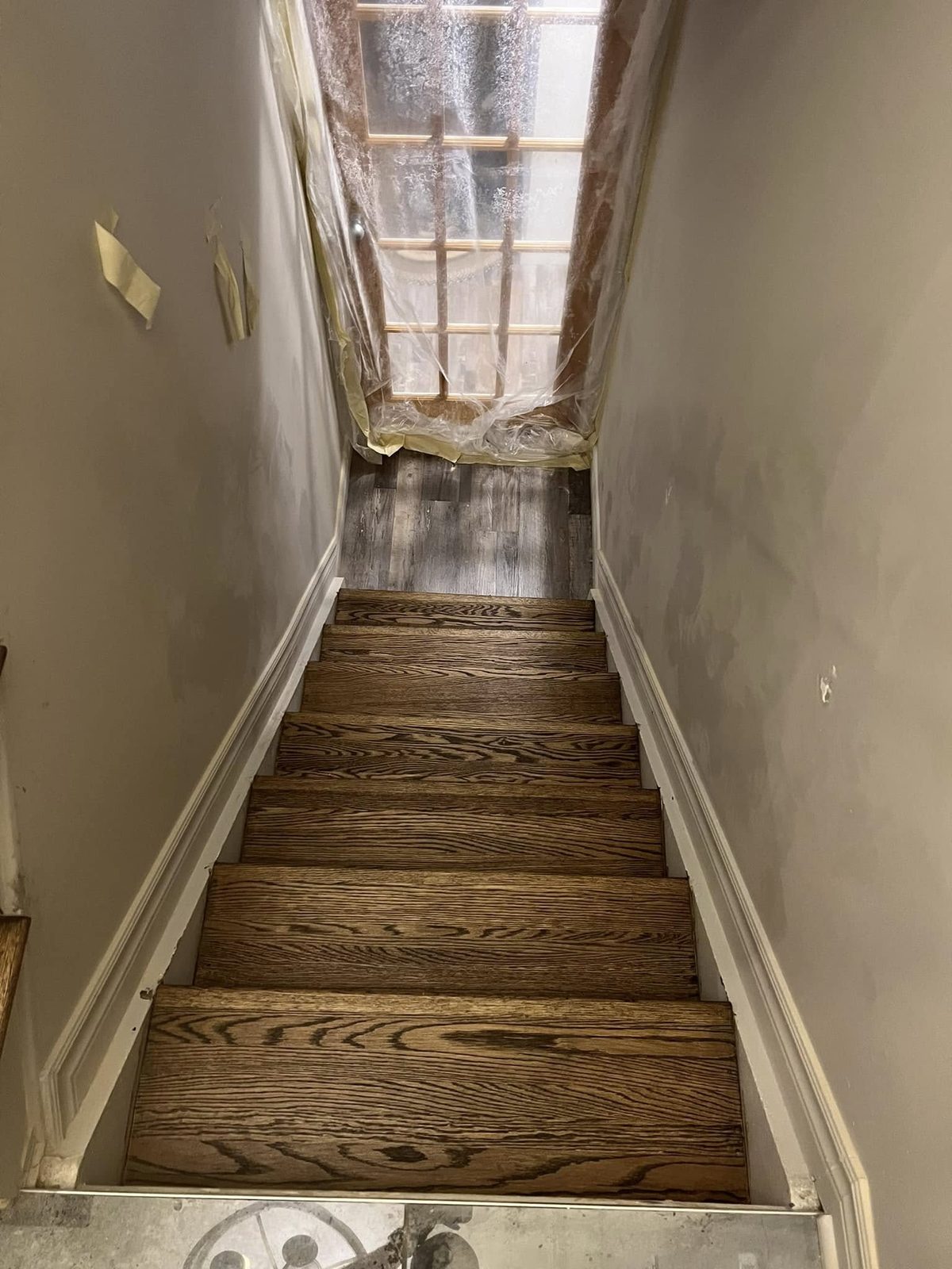 Escalier en bois franc de chêne sablé et teinté ton médium