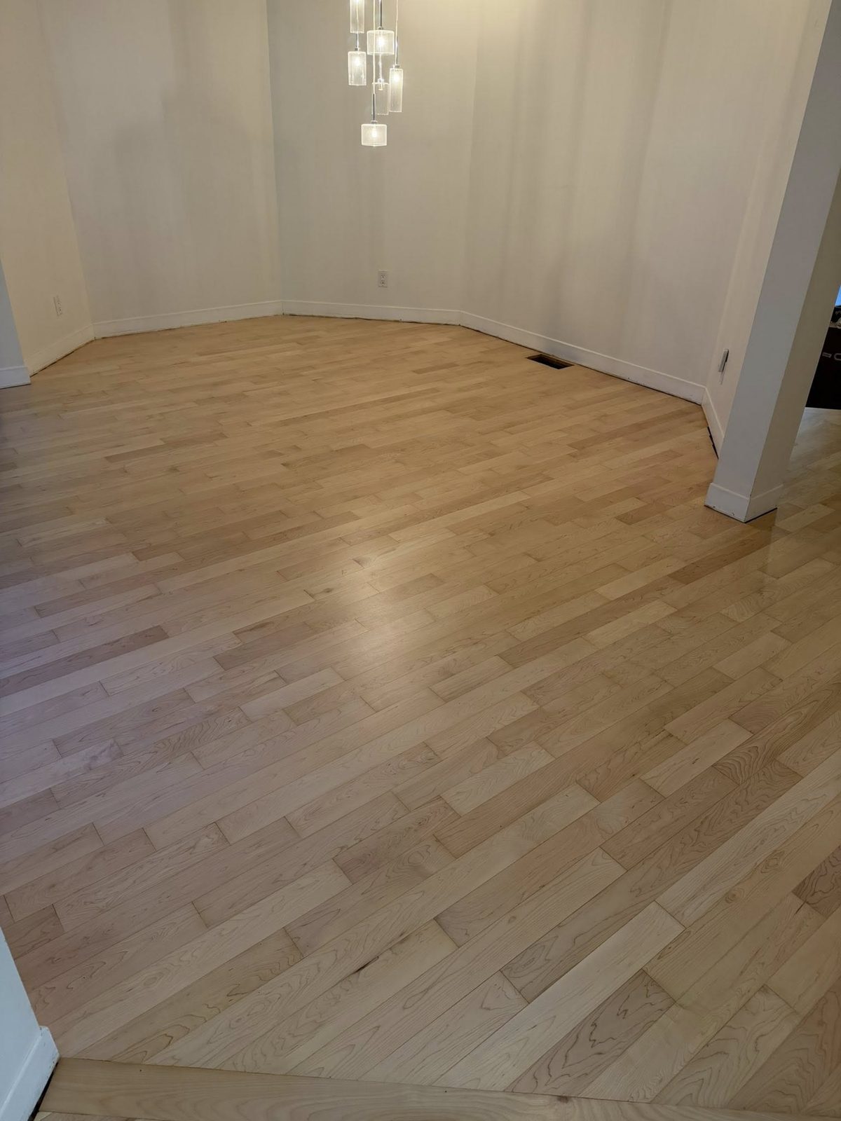 Plancher de bois franc d'érable au fini naturel impeccable